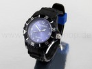 Silikonuhr mit schwarzem Armband und blauem Ziffer