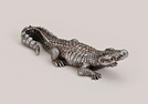 KROKODIL ANTIK-SILBER POLY 23X7X5CM