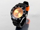 Silikonuhr mit schwarzem Armband und orangem Ziffe