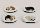 HUND IM KORB M.KUNSTFELL 4-F. SORT.17X14X4CM