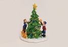 MINIATUR-BAUM M.2 KINDERN+HUND POLY 8X11CM